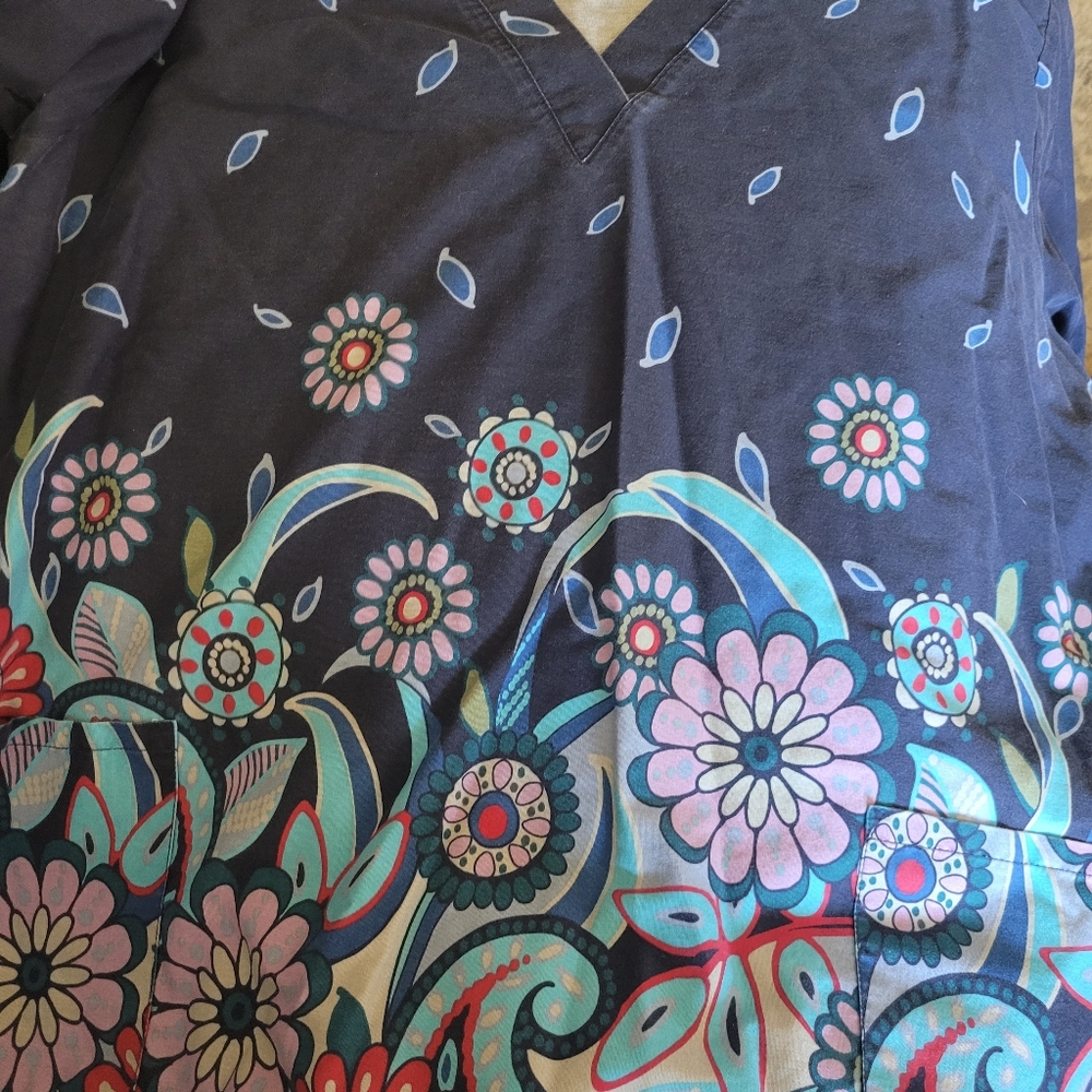 XL flowery scrub top
